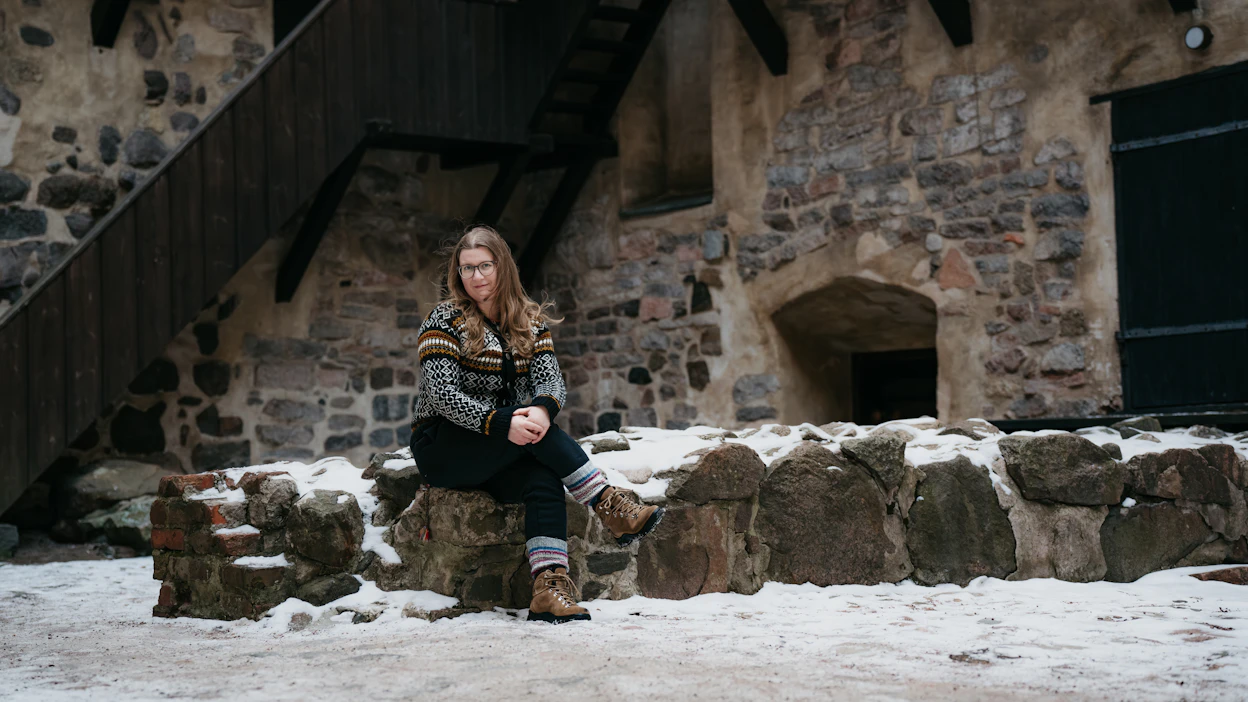 Suomessa ei ole kirjoitettu kattavaa yleisteosta keskiaikaisista linnoista yli 30 vuoteen. Elise Pihlajaniemi paikkaa tämän aukon.