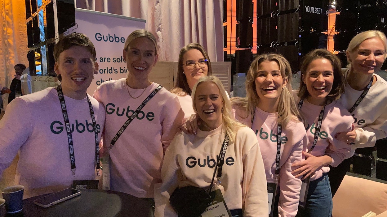 Gubbelaiset. Gustav Nygren (vas.), Meri-Tuuli Laaksonen, Paula Suurmaa, Venla Väänänen, Linda Tuomikoski, Anna Helve ja Sandra Lounamaa esittelivät Slushissa vanhuspalveluyhtiön toimintaa kiinnostuneille.