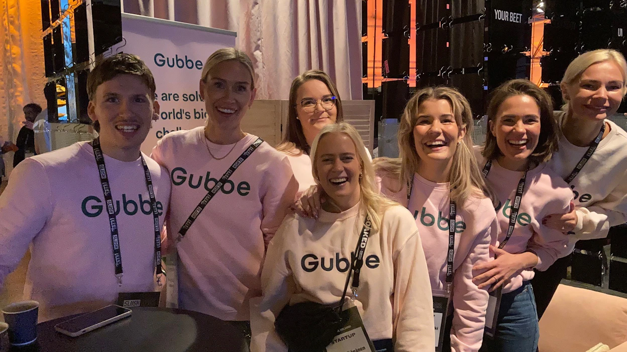 Gubbelaiset. Gustav Nygren (vas.), Meri-Tuuli Laaksonen, Paula Suurmaa, Venla Väänänen, Linda Tuomikoski, Anna Helve ja Sandra Lounamaa esittelivät Slushissa vanhuspalveluyhtiön toimintaa kiinnostuneille.