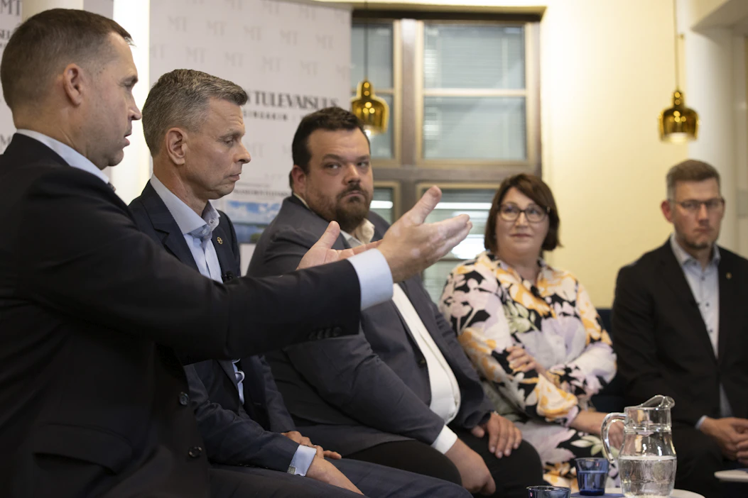 MTK:n puheenjohtajiksi pyrkivät Tero Hemmilä, Juha Junnila, Antti Kangas, Kati Partanen ja Eerikki Viljanen olivat MT:n tentattavana Maalaistentalossa tiistaina.