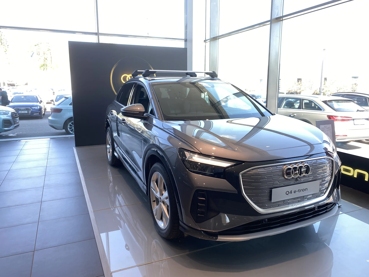 Uusien sähköautojen keskihinta oli 56 000 euroa viime vuonna.