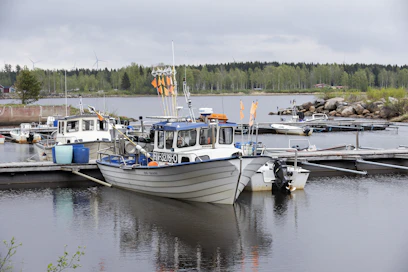 Kalastusveneitä Äijän pienvenesatamassa Kalajoen suulla.