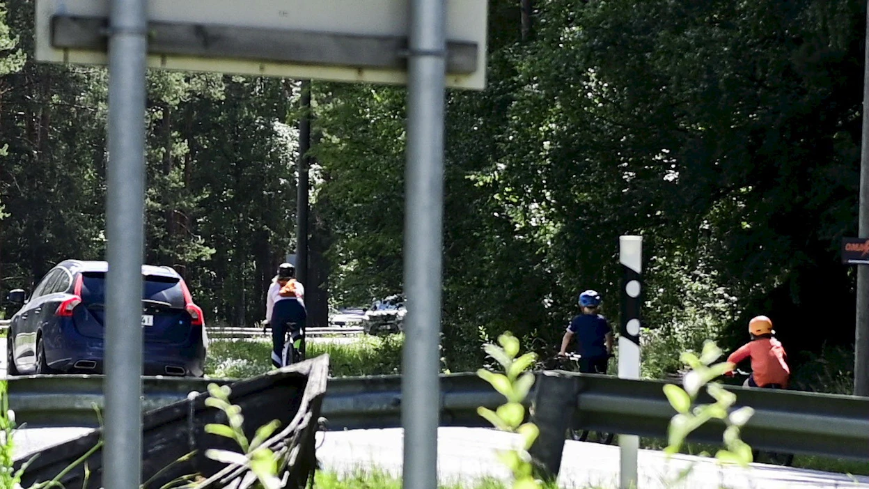Raportissa käsitellään liikkumisen ja liikenteen ohjauskeinoja, joilla kotitaloudet voivat pyrkiä hiilijalanjäljen pienentämiseen. LEHTIKUVA.
