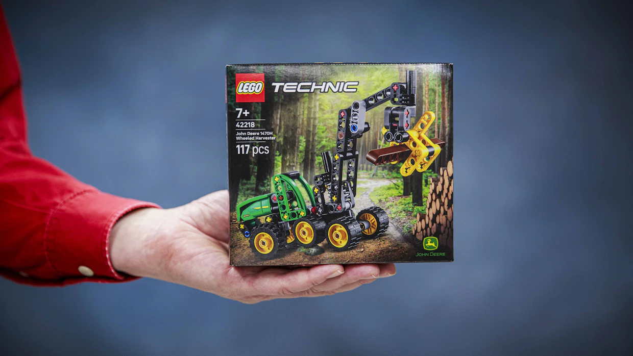 Suomalaisen mallin mukaan suunniteltua Lego-metsäkonetta myydään ympäri maailman.