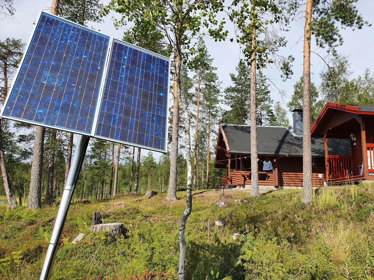 Pieni aurinkopaneeli antaa sähköä terassille ja pariin lamppuun sisällä sekä laitteiden latauksiin. Syksyisin teho ei tahdo riittää edes niihin.