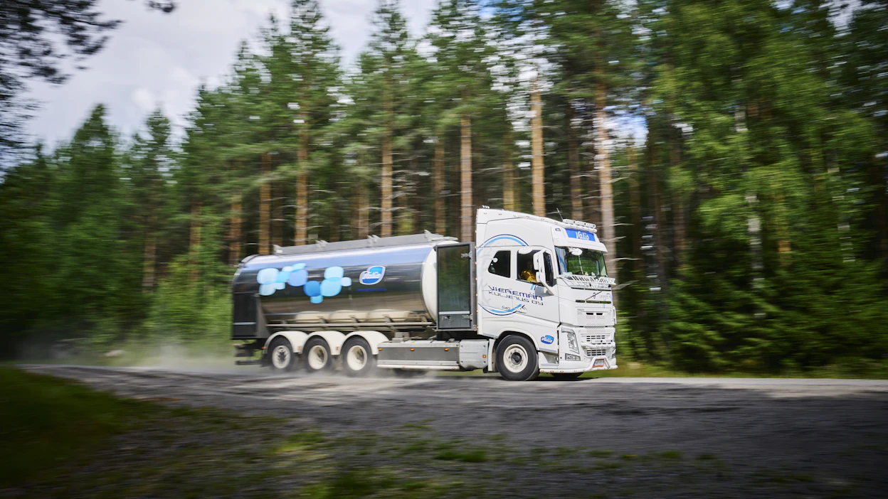 Maitoauton kaatuessa on aina soitettava hätänumeroon 112. Pelastuslaitos käsittelee maitoauton kaatumista ympäristöonnettomuutena. Kuvan maitoauto ei liity Karvian tapaukseen.