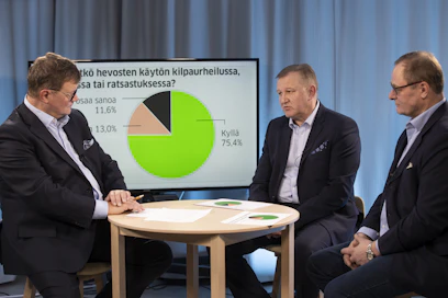 Maaseudun Tulevaisuuden päätoimittaja Jouni Kemppainen (vas.) tenttasi Antti Lehtisaloa ja Juha Lyyskiä, jotka kertoivat näkemyksensä muun muassa alan rahoituksesta, nuorisotyöstä, raviratojen määrästä ja raviurheilun heikosta medianäkyvyydestä.