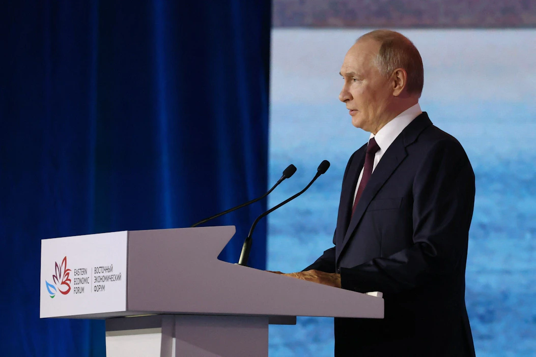 Presidentti Vladimir Putin sanoo, että länsimäiset Ukrainaan lähetetyt joukot olisivat oikeutettu kohde venäläisjoukolle. LEHTIKUVA/AFP.