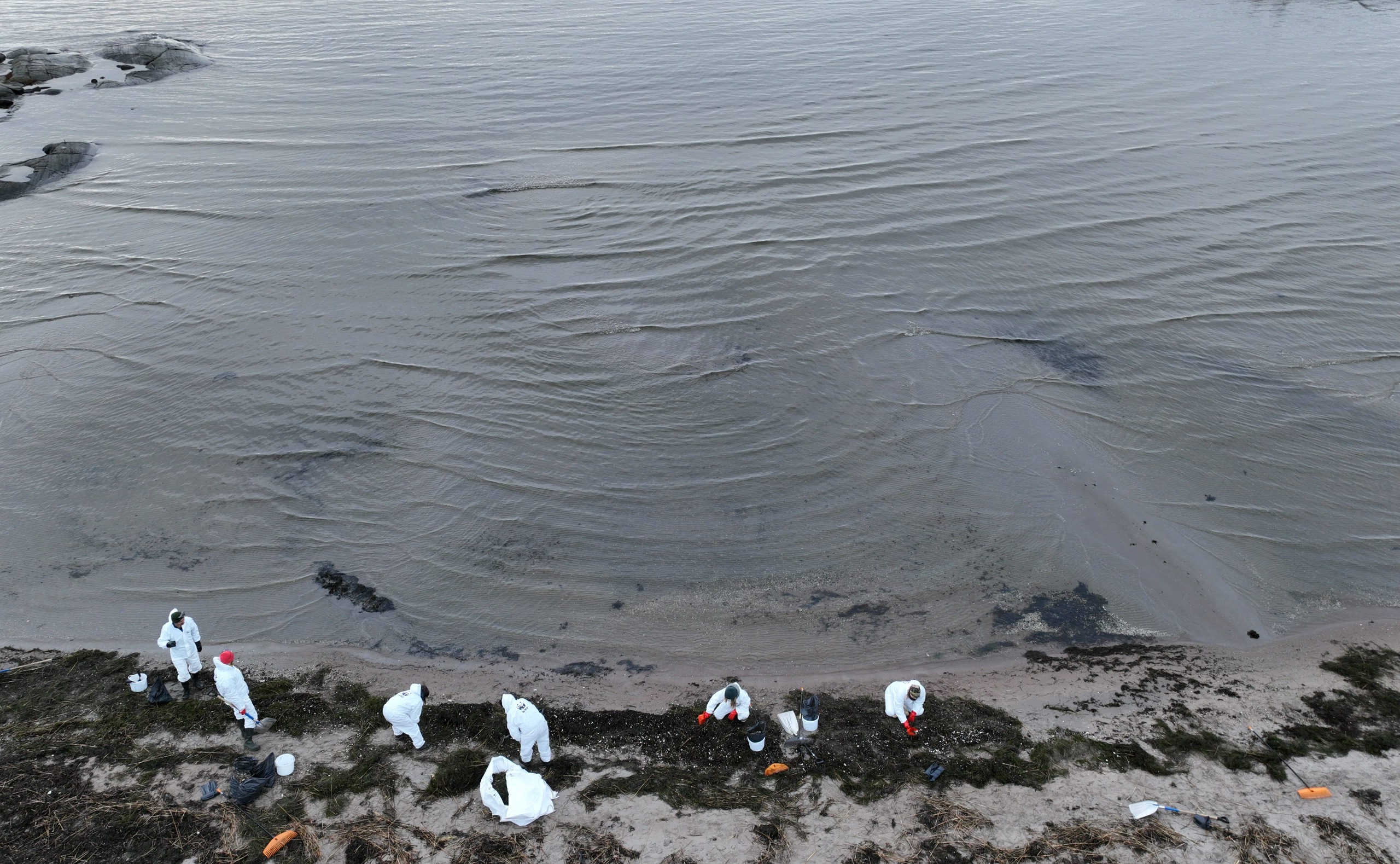 Hangossa rantojen puhdistustyöt jatkuivat lauantaina yli 50 vapaaehtoisen voimin. Kuva on perjantailta. LEHTIKUVA / Heikki Saukkomaa. 