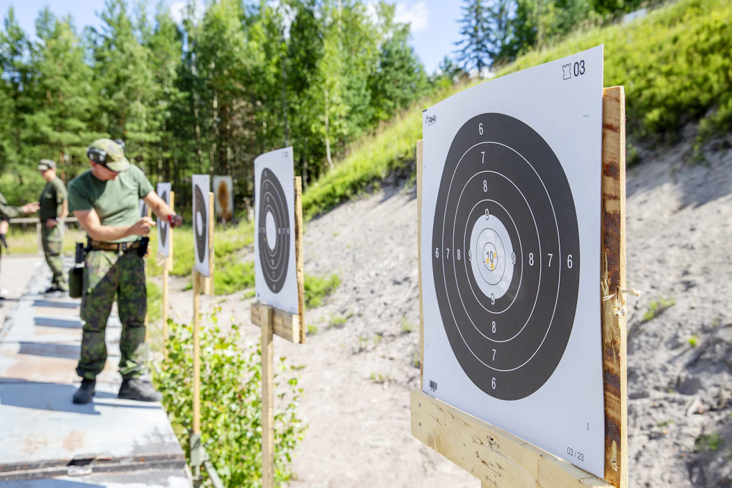Suomalaiset ovat hyvin kiinnostuneita vapaaehtoisesta maanpuolustuksesta. Kuva MPK:n viime kesän tilaisuudesta, jossa esiteltiin Sakon reserviläisille tehtyä kivääriä.