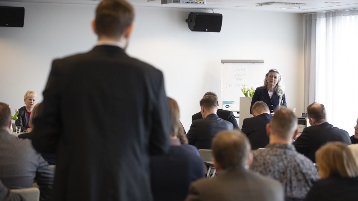 Maitovaltuuskunnan kokous keskusteli ajankohtaisista kysymyksistä. Vasemmalla puheenjohtaja Tiina Linnainmaa ja oikealla tilaisuuteen kutsuttu kansanedustaja Ritva Elomaa (ps.).