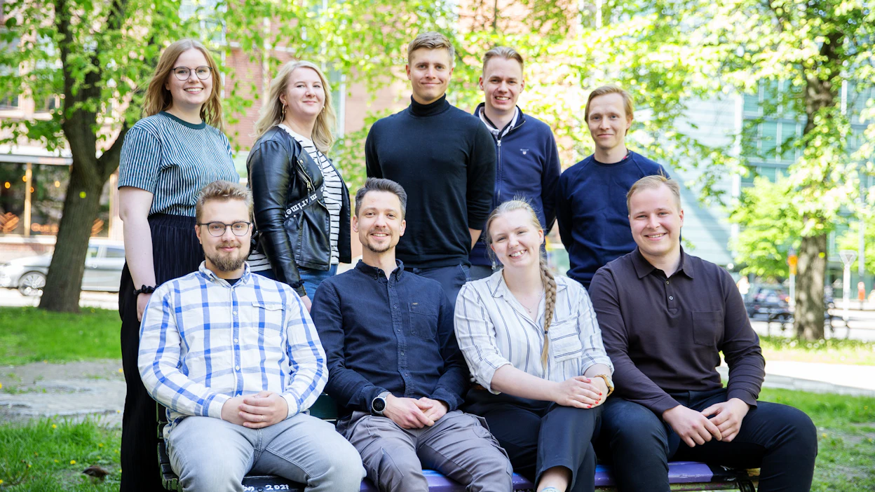 Takarivissä vasemmalta Fanny Niittymaa, maataloustiimi; Henna Lääveri, metsätiimi; Niko Rytsä, maataloustiimi; Santeri Nousjoki, uutistiimi ja Joonas Kananen, lukemistotiimi. Eturivissä vasemmalta Jussi Pitkänen, uutistiimi; Lauri Hauru, lukemistotiimi; Riina Karvonen, metsätiimi ja Joonas Immonen, uutistiimi. Kuvasta puuttuvat kuvan ottanut kesäkuvaaja Carolina Husu sekä kesägraafikko Jutta Mykrä.