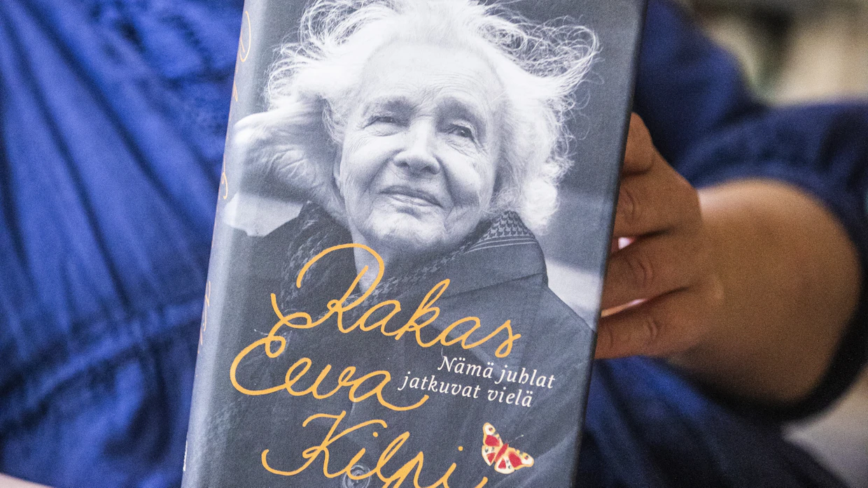 Anna-Riikka Carlsonin kirja, Rakas Eeva Kilpi – nämä juhlat jatkuvat vielä, ilmestyi keväällä.