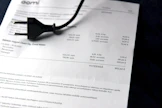Kotitalouksien maksama sähköenergian hinta nousi vastaavassa ajassa keskimäärin 142 prosenttia, mutta viraston mukaan suomalaisten maksamassa energian hinnassa oli suuria eroja. Kuvituskuva.