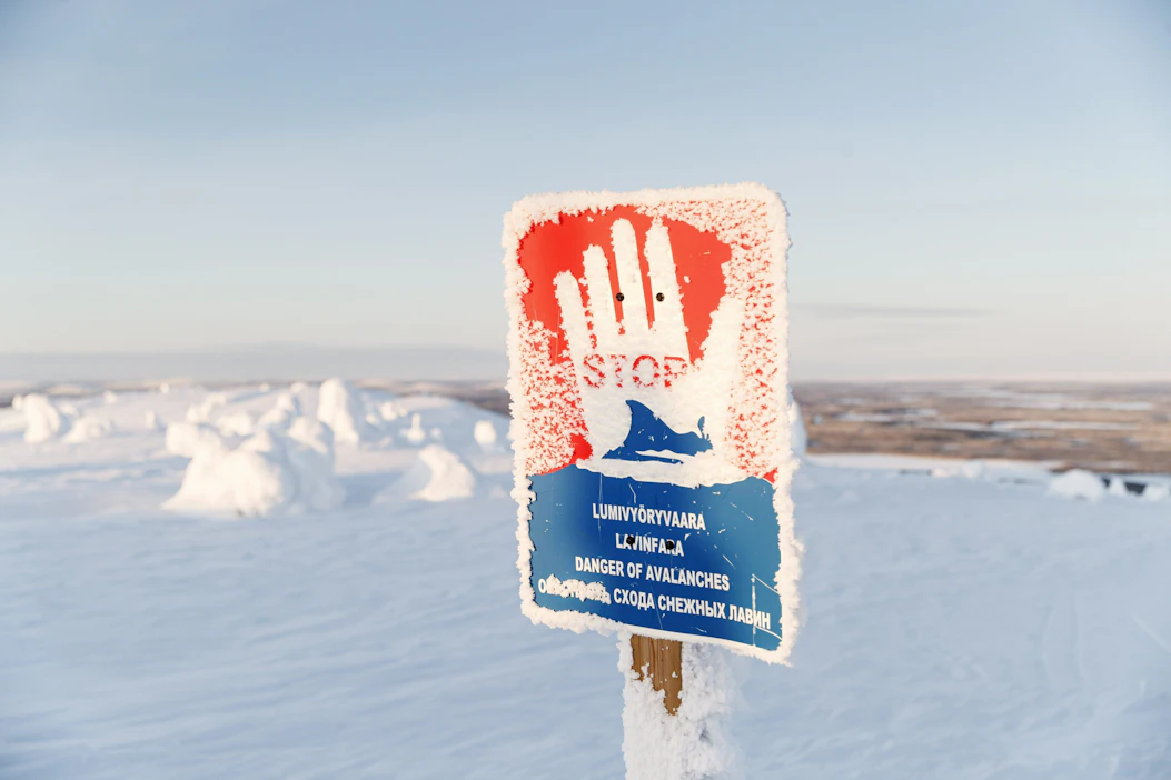 Moottorikelkka oli suistunut kelkkareitiltä.