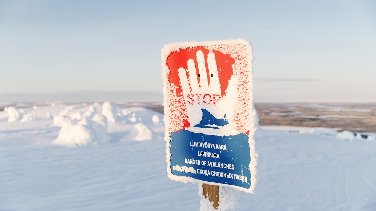 Moottorikelkka oli suistunut kelkkareitiltä.