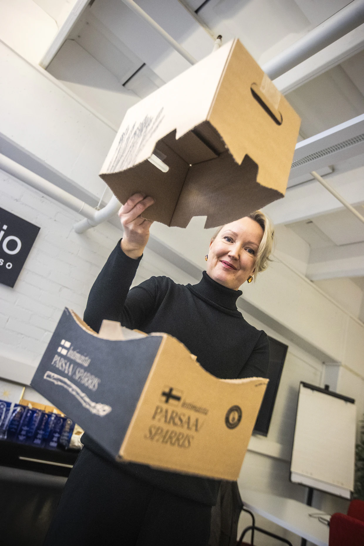 Pakkaussuunnittelija Miia Vettenranta muotoili pakkauksen parsoille. Parsaniput eivät makaa enää vaakasuorassa, vaan tulevat tyrkylle pystyasennossa. Pakkaus toimii koko ketjun tilalta kaupan hyllylle saakka.