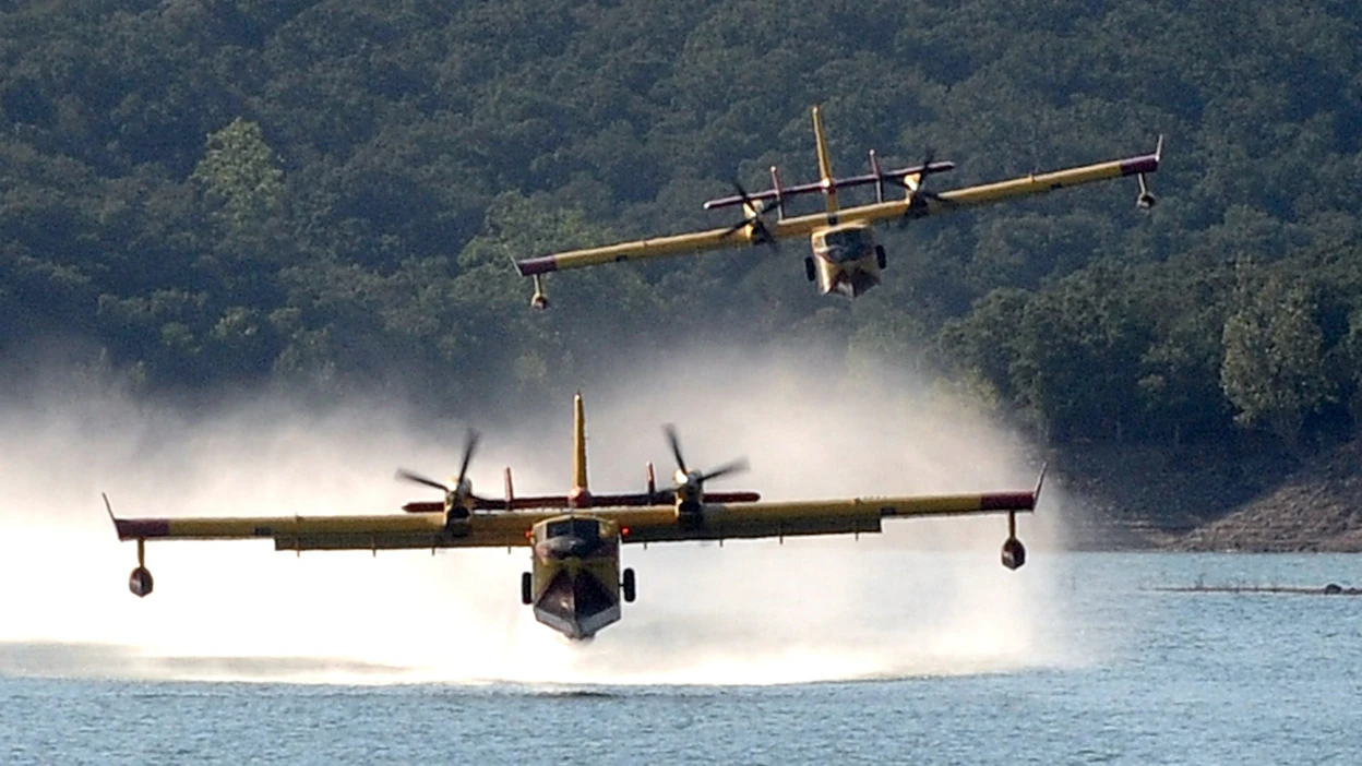 Sammutuslentokoneet ottavat kerralla tuhansia litroja vettä. Kuvan Canadair-sammutuskoneet lensivät Espanjan Boadella d'Empordassa vuonna 2012.