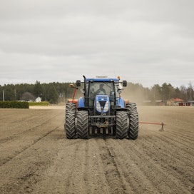 Santeri Vähätalo kylvi Liedossa kauraa maanantaina. Traktorin tuplarenkaat ehkäisevät pellon tiivistymistä.