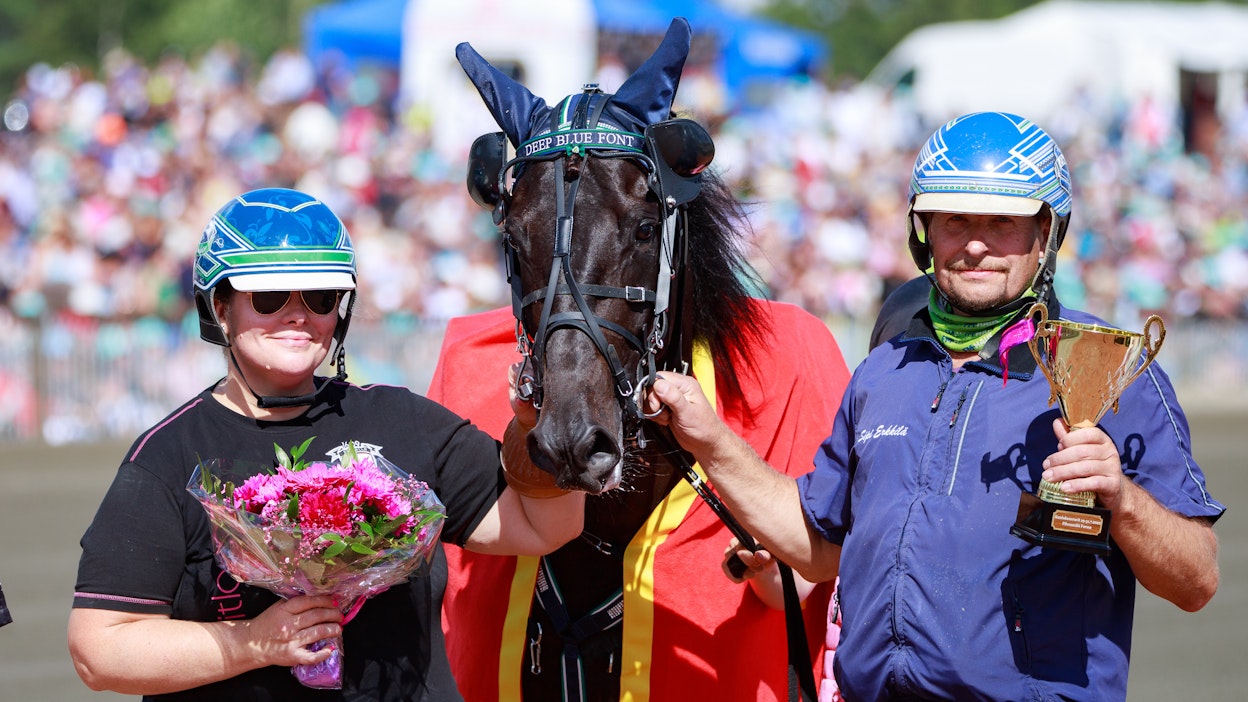 Sipi Erkkilä ja Erge Reinvald pääsivät juhlimaan voittoa Deep Blue Fontin kanssa kotiradan kuninkuusravisunnuntaina.