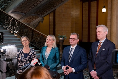 Hallituspuolueiden puheenjohtajat puhuivat median edustajille tiistaina neuvottelujen alkaessa.