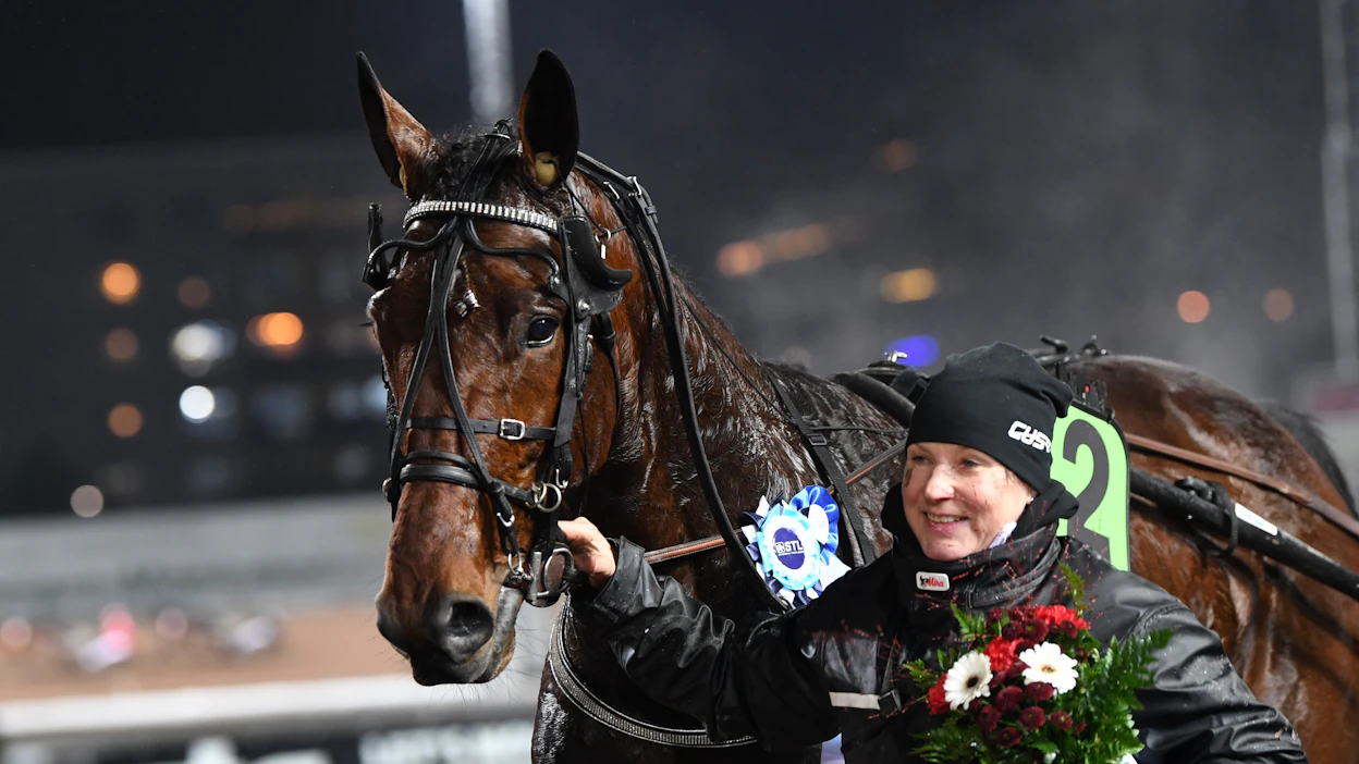 Minna Rosimo Danao Degli Dein kanssa voittajaseremonioissa Åbyssa joulukuussa 2023.