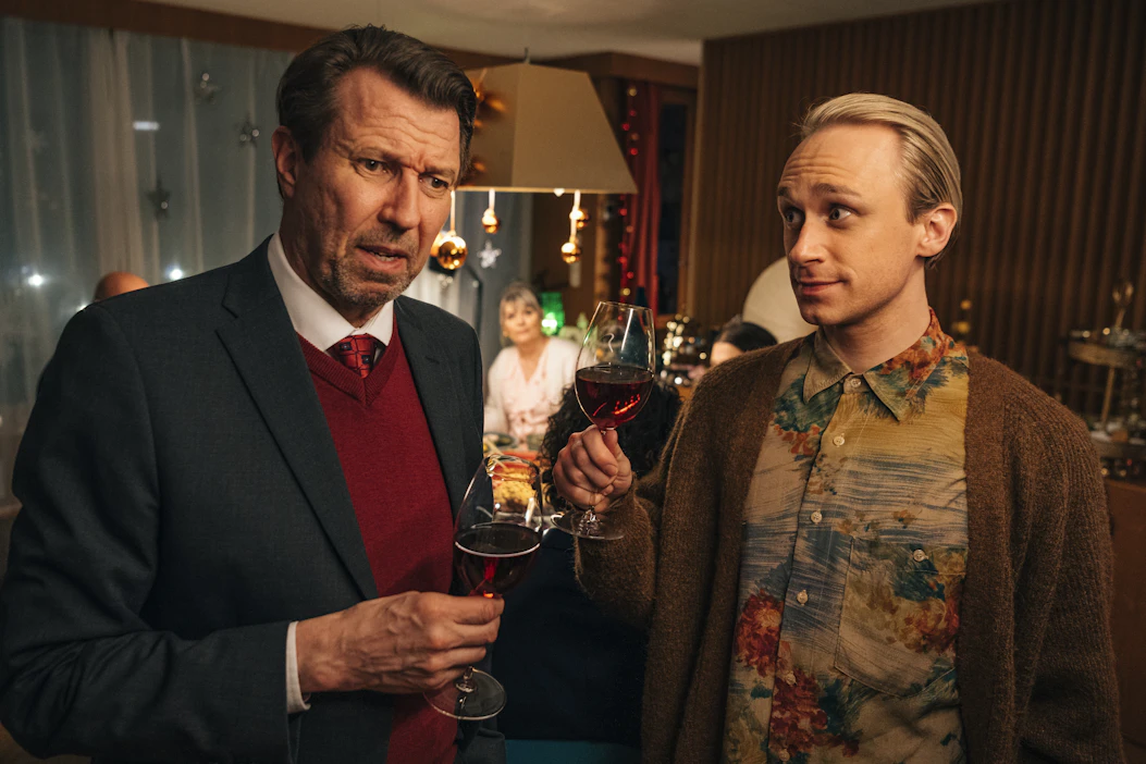 Oskarin (Christoffer Strandberg) isä (Martti Suosalo) ei ymmärrä poikansa uravalintaa ja uutta kotia. Pinnan alla kuplii suuria ristiriitoja.