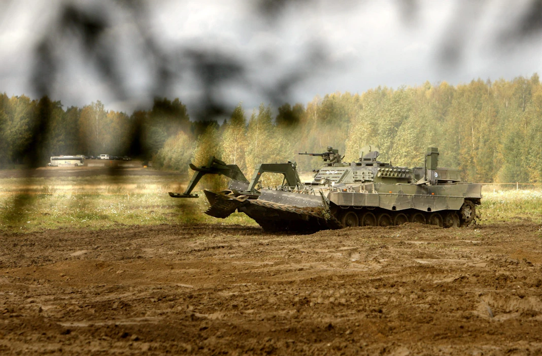 Suomi luovuttaa Ukrainalle kolme kappaletta Leopard 2 -raivauspanssarivaunuja. Suomelta on luvassa myös käyttöön ja kunnossapitoon liittyvää koulutusta. LEHTIKUVA / Antti Aimo-Koivisto.