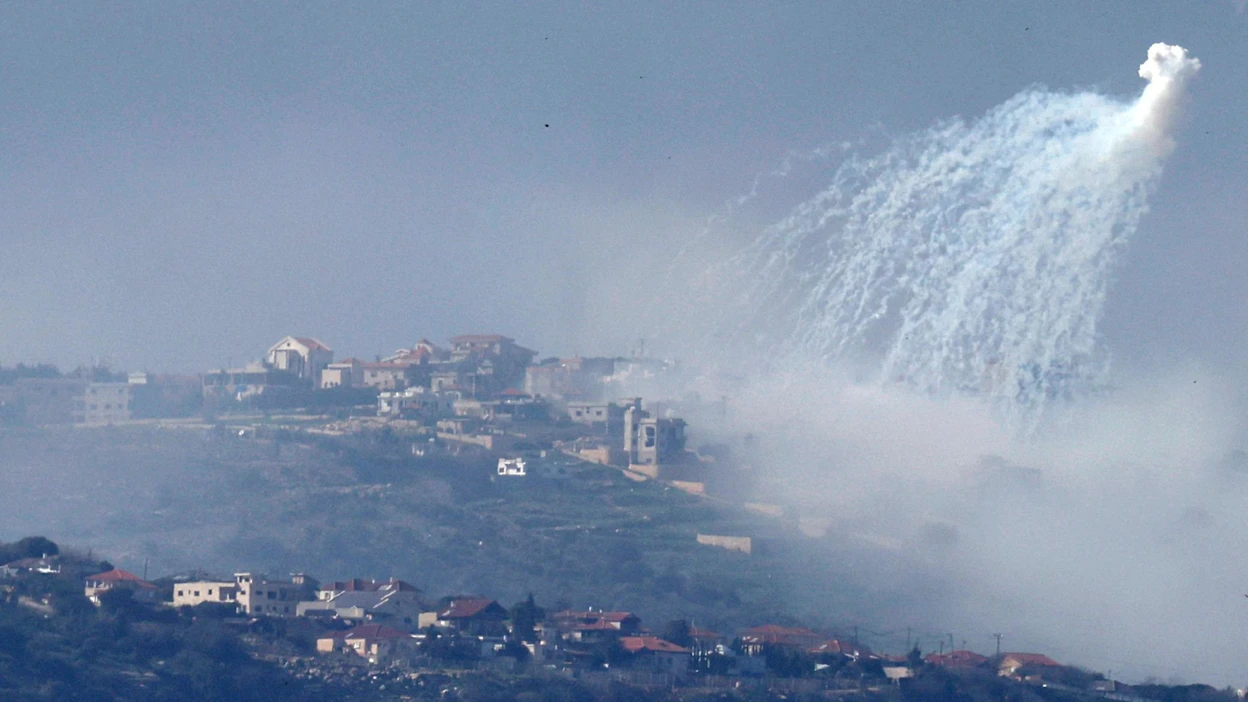 Ihmisoikeusjärjestö HRW kertoo, että Israelin Etelä-Libanonissa käyttämä valkoinen fosfori on asettanut siviilejä vaaraan. Kuvassa Israelin asevoimien ajoneuvoja. LEHTIKUVA/AFP.