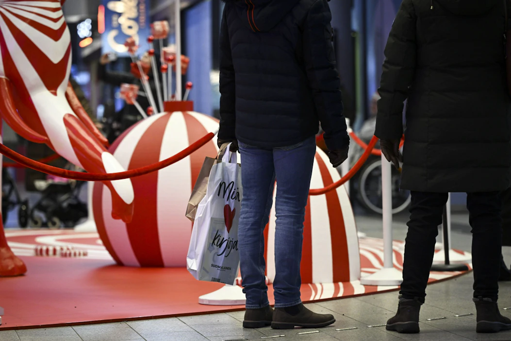 Nordean joulututkimuksen mukaan keskimääräinen lahjabudjetti on tänä vuonna 13 euroa suurempi kuin viime vuonna. LEHTIKUVA / Emmi Korhonen.