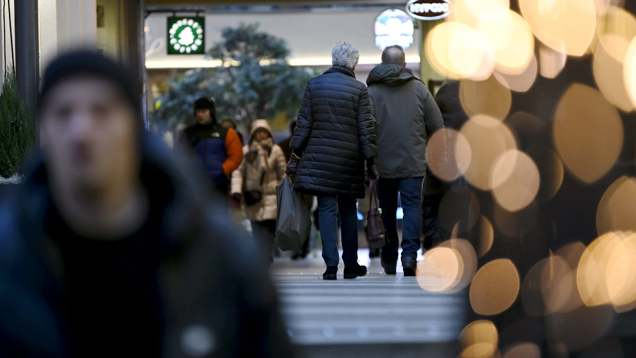 Kuluttajien odotukset oman taloutensa ja Suomen talouden tilasta vuoden kuluttua paranivat mutta olivat edelleen hyvin heikot. Jalankulkijoita Helsingin keskustassa. LEHTIKUVA / EMMI KORHONEN.
