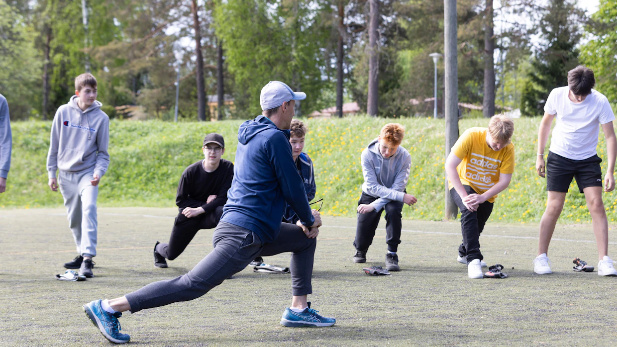Perniön yhteiskoulussa pesäpallotunti alkaa aina verryttelyllä.