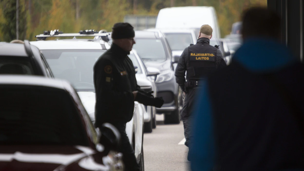 Vaalimaan rajanylityspaikalla oli Kaakkois-Suomen rajavartioston mukaan jonkin verran jonoa myös aamulla. Kuva keskiviikolta. LEHTIKUVA / Sasu Mäkinen.