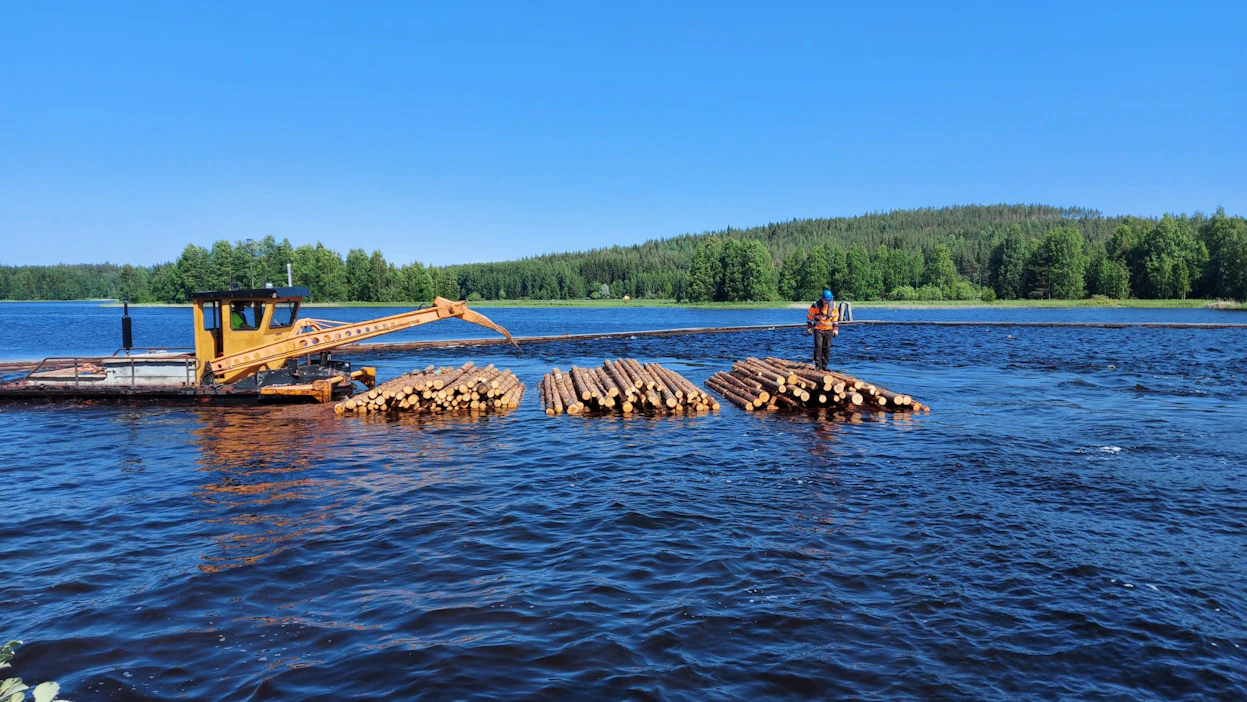 Metsähallituksen ensimmäiset uittoniput laskettiin veteen viime tiistaina Kuokkastenkosken pudotuspaikalla Nurmeksessa.