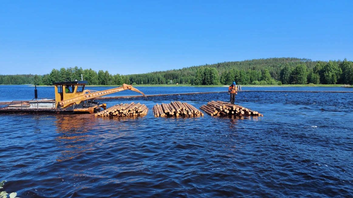 Metsähallituksen ensimmäiset uittoniput laskettiin veteen viime tiistaina Kuokkastenkosken pudotuspaikalla Nurmeksessa.