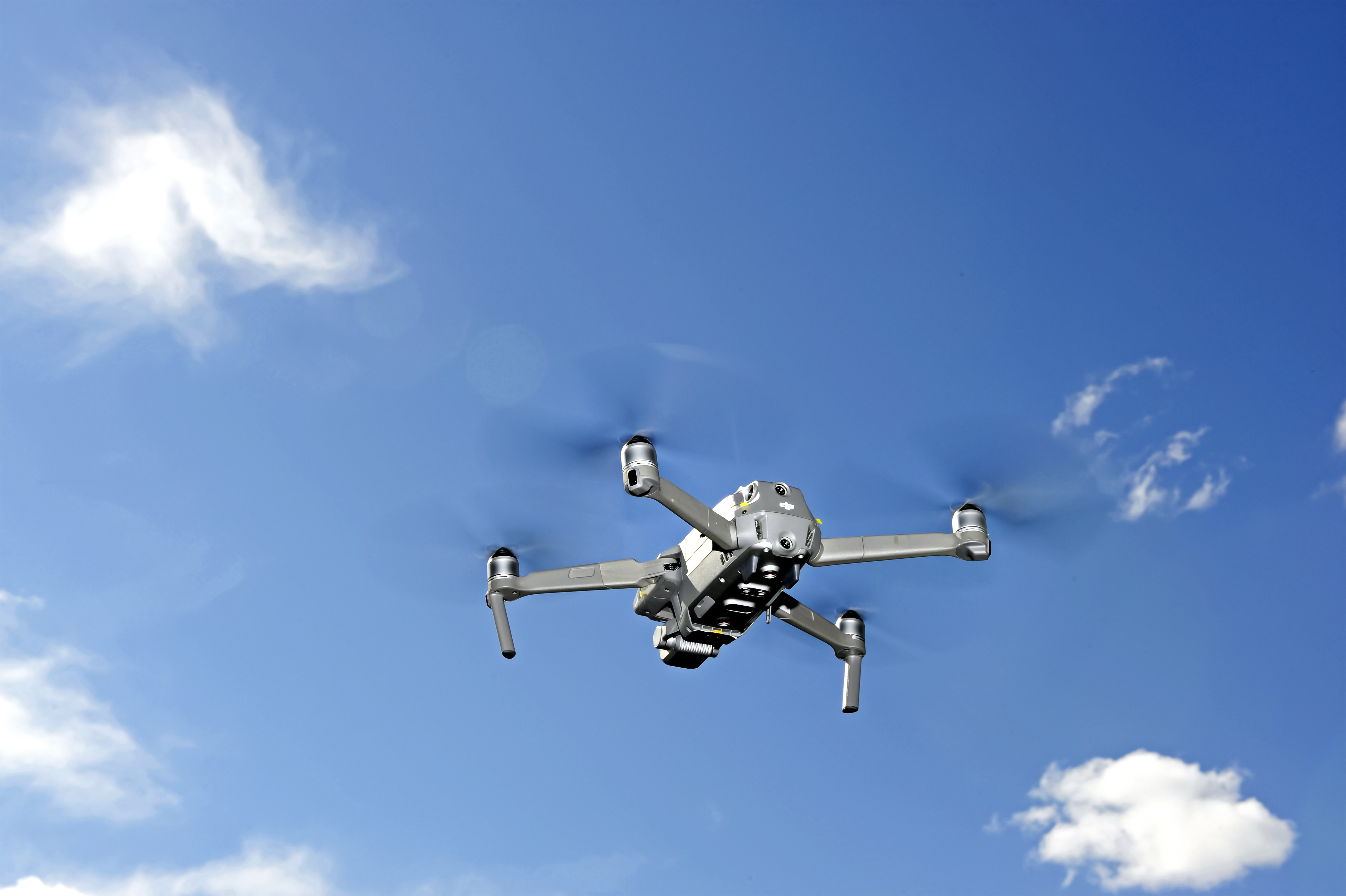 Drooneja voidaan käyttää esimerkiksi metsätuhojen havainnointiin.