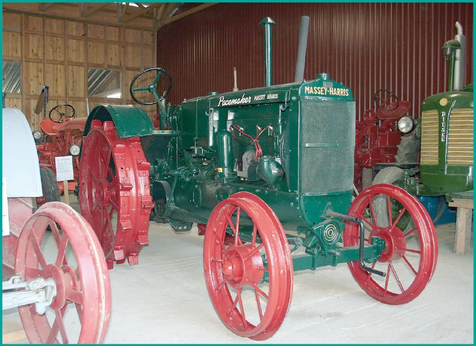 Massey-Harris Pacemaker -traktoria valmistettiin vuosina 1936-39, Massey-Harris Company Racine, Wisconsin, USA