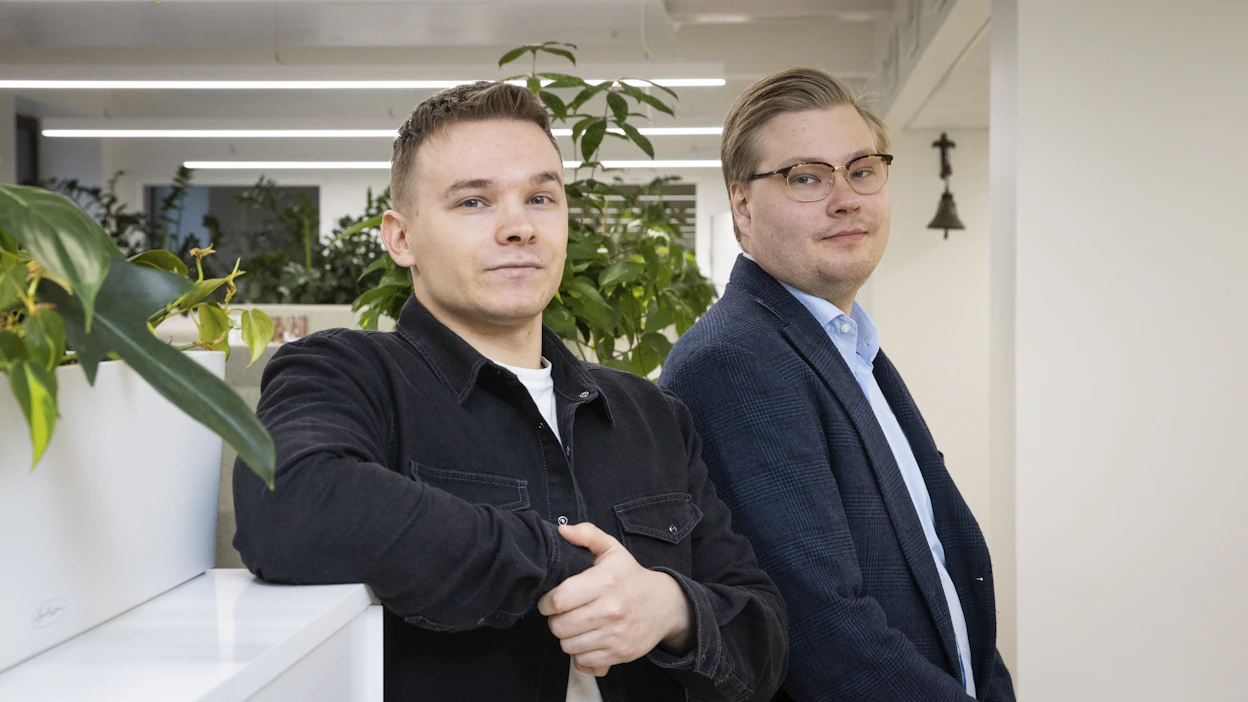 Aatu Jaakkola (vasemmalla) äänestettiin parhaaksi työkaveriksi ja Hermanni Härkönen palkittiin vuoden vaikuttavimpana journalistina.