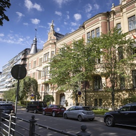 Turkin suurlähetystö sijaitsee rauhallisella alueella Helsingin Kaivopuistossa.