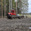 Entisaikojen auran- ja äkeenvetäjät olivat usein mahtavilla äänillä varustettuja, järeimpiä kuormatraktoreita. Nykytekniikan ansiosta hyvä jälki syntyy pienemmilläkin äänillä.