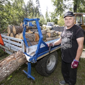 Pälkäneläinen Pekka Jokinen halusi keventää polttopuu-urakkaa ja rakensi peräkärryyn vinssaus- ja katkontalaitteen.