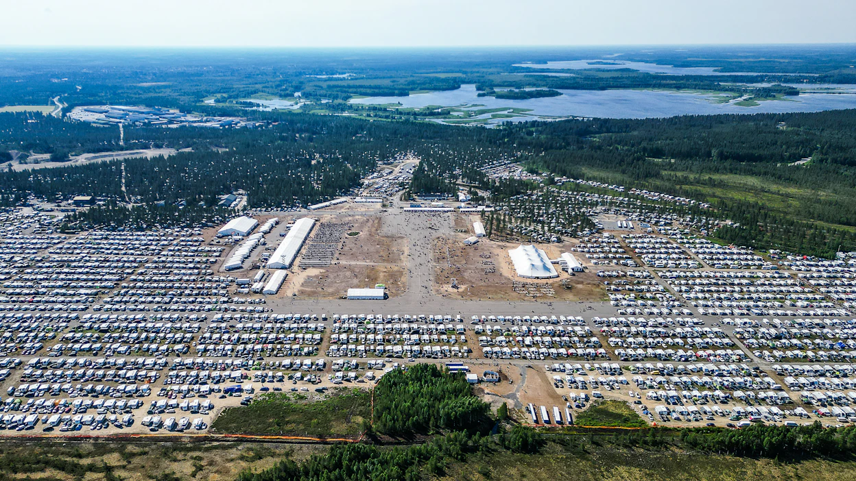 Siirreltäville tukiasemille on jatkossakin käyttöä laajalle levittäytyvissä tapahtumissa. Kuvassa vuoden 2024 Suviseurat Pudasjärvellä.