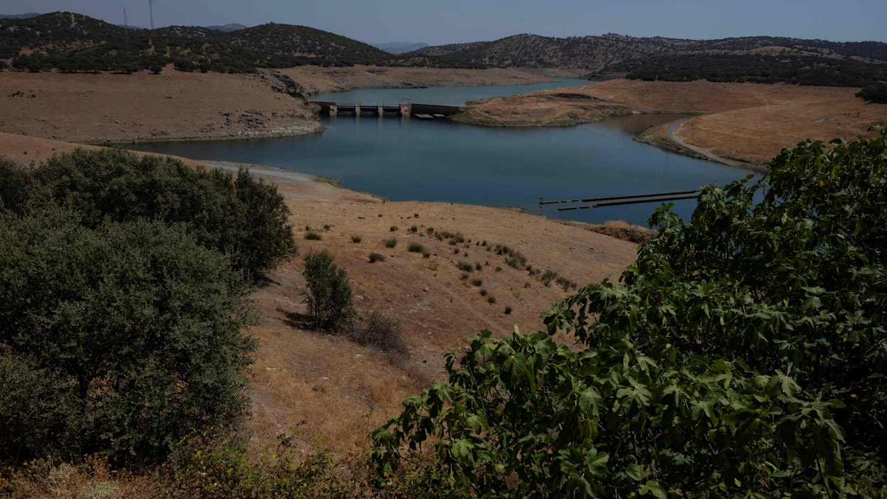 Espanjan tekoaltaiden vesimäärä on huvennut, erityisen huono tilanne on eteläisessä Andalusiassa. Myös pinta- ja pohjavesien määrä on huvennut.