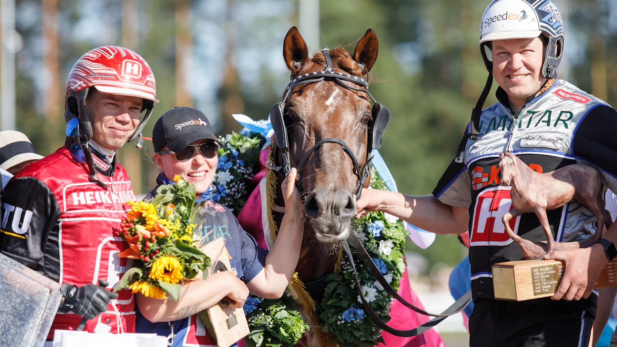Team Ojanperä haaveilee uusista menestyksistä ravikuningas Evartilla, mutta talliin on hankittu myös uusi nuori ja lupaava lämminverinen starttihevonen.