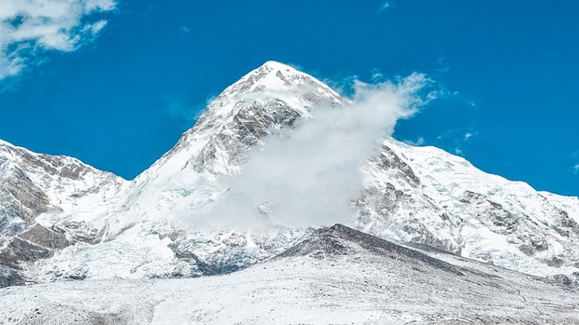 Nepalin ja Kiinan rajalla sijaitseva Mount Everest kuuluu Himalajan vuoristoon, joka on syntynyt kahden litosfäärilaatan törmäyskohtaan. 