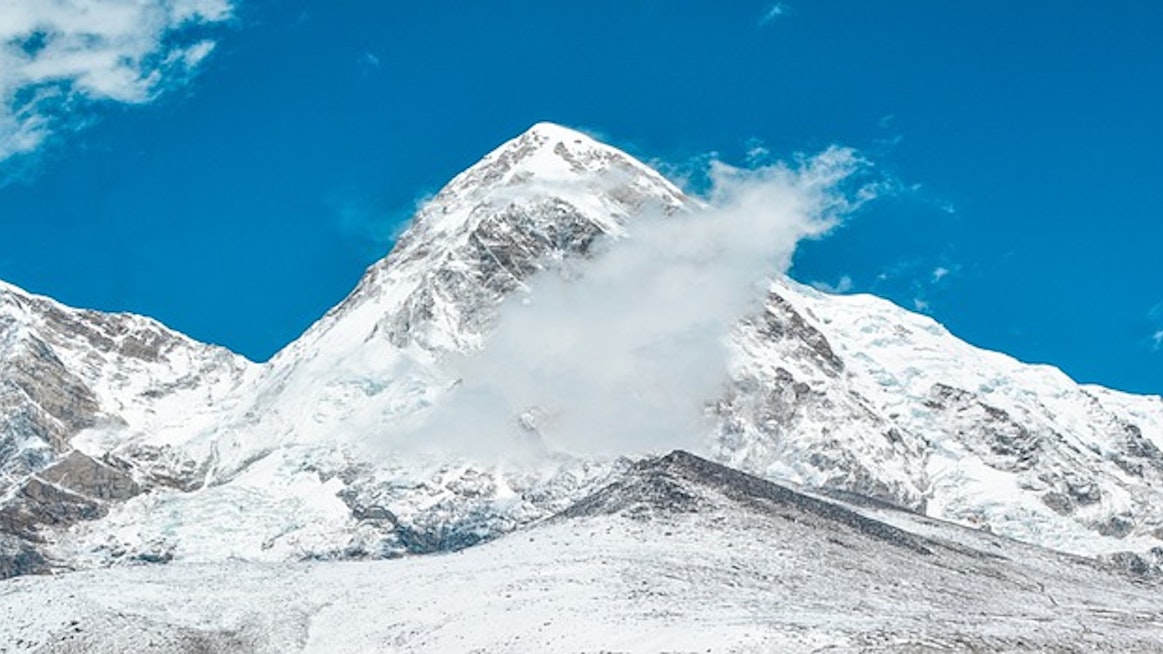 Nepalin ja Kiinan rajalla sijaitseva Mount Everest kuuluu Himalajan vuoristoon, joka on syntynyt kahden litosfäärilaatan törmäyskohtaan.