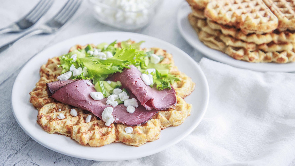 Raejuusto vie vohvelit uudelle tasolle.