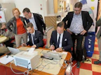 Tarkka paikka. Apetitin yhtiökokouksen ääntenlaskijoina toimineet Kaija Ruosteenoja, Pertti Lehtola, Jari Nevavuori ja Tommi Mäkelä (kuvan ulkopuolella) laskivat pitkään hallintoneuvostoon valittujen äänet. 7 henkilöä tuli valituiksi 12 ehdolla olleesta. Istumassa osakerekisterikeskus Euroclearin paikalla olleet avustajat.