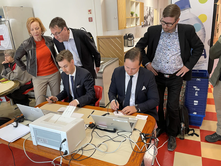 Tarkka paikka. Apetitin yhtiökokouksen ääntenlaskijoina toimineet Kaija Ruosteenoja, Pertti Lehtola, Jari Nevavuori ja Tommi Mäkelä (kuvan ulkopuolella) laskivat pitkään hallintoneuvostoon valittujen äänet. 7 henkilöä tuli valituiksi 12 ehdolla olleesta. Istumassa osakerekisterikeskus Euroclearin paikalla olleet avustajat.