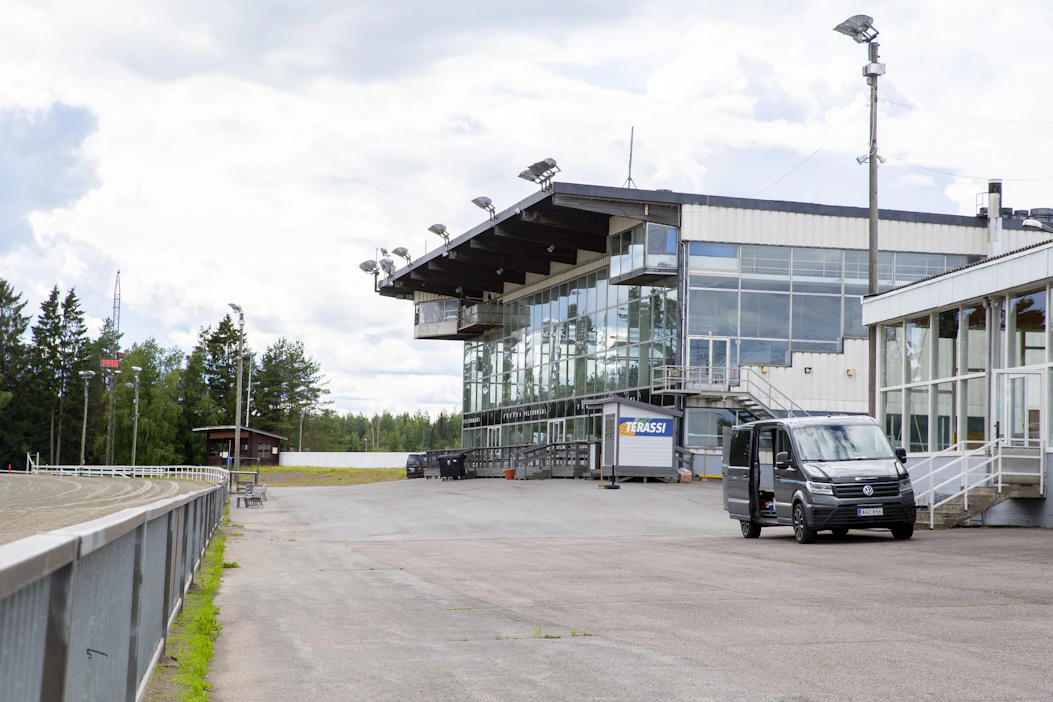 Kuninkuusravien näyttämö Pilvenmäen ravirata avaa portit kuninkuusraviviikonloppuun jo torstaina. Kello 11 järjestetään monipuolinen hevosalan keskustelutilaisuus.